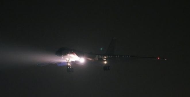 Máy bay ném bom H-6 Trung Quốc bay trong đêm